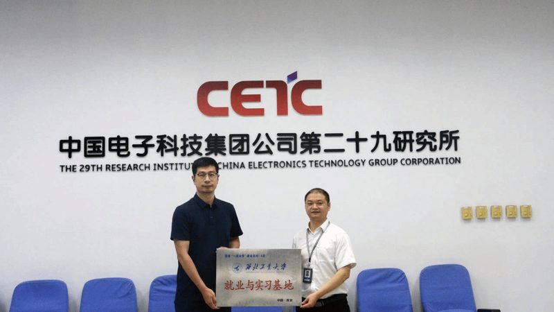 以某品牌的心电图机为例，该设备采用了高性能的连接器，具备以下特点：